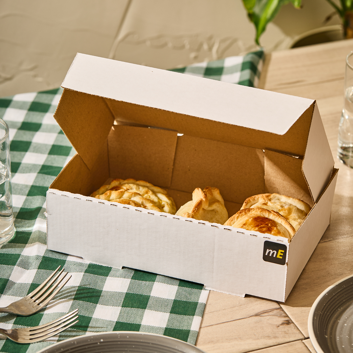 CAJA MICRO CARTON BLANCO/MARRON (15.5*24.5*6CM) (1/2 DOC. EMPANADAS ECO) *100UNID.